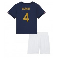 Frankrig Raphael Varane #4 Hjemmebanesæt Børn VM 2022 Kortærmet (+ Korte bukser)